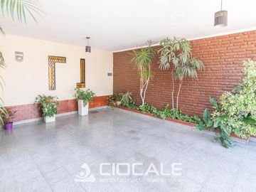 CASA EN ESQUINA , IMPECABLE Y LUMINOSA , 4 AMBIENTES , DOBLE GARAGE