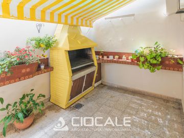 CASA EN ESQUINA , IMPECABLE Y LUMINOSA , 4 AMBIENTES , DOBLE GARAGE