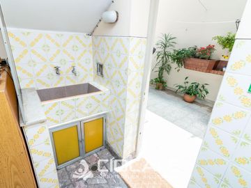 CASA EN ESQUINA , IMPECABLE Y LUMINOSA , 4 AMBIENTES , DOBLE GARAGE