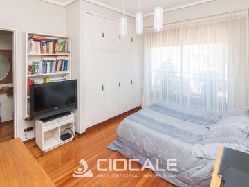 CASA EN ESQUINA , IMPECABLE Y LUMINOSA , 4 AMBIENTES , DOBLE GARAGE