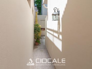 CASA EN ESQUINA , IMPECABLE Y LUMINOSA , 4 AMBIENTES , DOBLE GARAGE