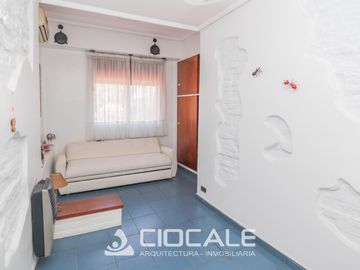 CASA EN ESQUINA , IMPECABLE Y LUMINOSA , 4 AMBIENTES , DOBLE GARAGE