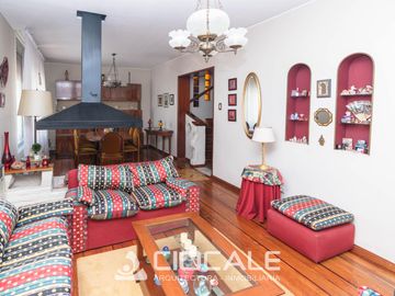 CASA EN ESQUINA , IMPECABLE Y LUMINOSA , 4 AMBIENTES , DOBLE GARAGE