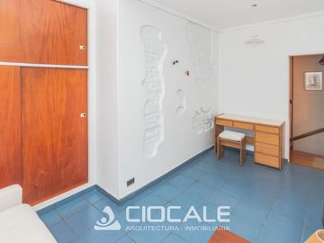 CASA EN ESQUINA , IMPECABLE Y LUMINOSA , 4 AMBIENTES , DOBLE GARAGE