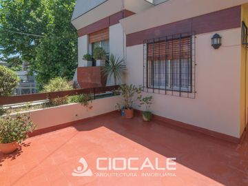 CASA EN ESQUINA , IMPECABLE Y LUMINOSA , 4 AMBIENTES , DOBLE GARAGE