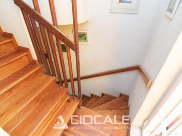 CASA EN ESQUINA , IMPECABLE Y LUMINOSA , 4 AMBIENTES , DOBLE GARAGE