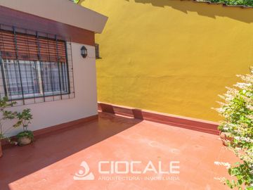 CASA EN ESQUINA , IMPECABLE Y LUMINOSA , 4 AMBIENTES , DOBLE GARAGE