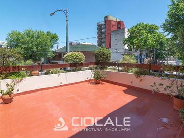 CASA EN ESQUINA , IMPECABLE Y LUMINOSA , 4 AMBIENTES , DOBLE GARAGE