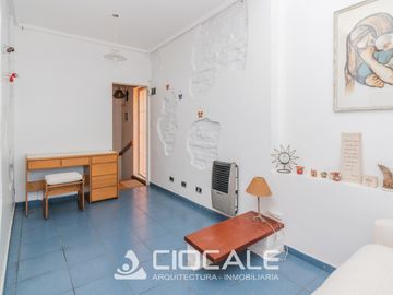 CASA EN ESQUINA , IMPECABLE Y LUMINOSA , 4 AMBIENTES , DOBLE GARAGE