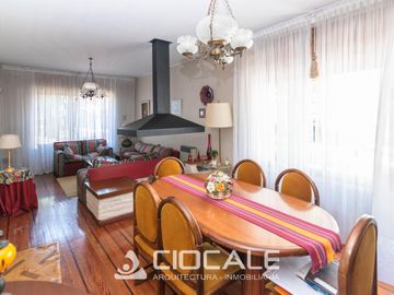 CASA EN ESQUINA , IMPECABLE Y LUMINOSA , 4 AMBIENTES , DOBLE GARAGE