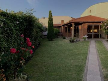 VENDO CHALET 5 AMB CON GARAGE PASANTE Y QUINCHO