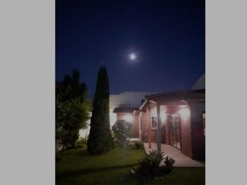 VENDO CHALET 5 AMB CON GARAGE PASANTE Y QUINCHO