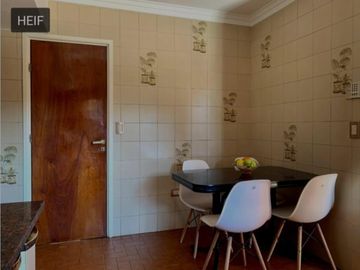 VENDO CHALET 5 AMB CON GARAGE PASANTE Y QUINCHO