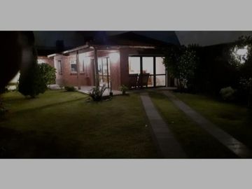 VENDO CHALET 5 AMB CON GARAGE PASANTE Y QUINCHO