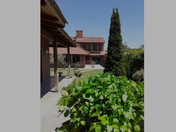 VENDO CHALET 5 AMB CON GARAGE PASANTE Y QUINCHO
