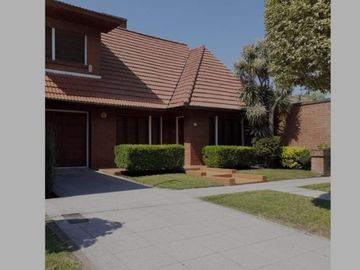 VENDO CHALET 5 AMB CON GARAGE PASANTE Y QUINCHO