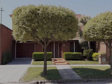 VENDO CHALET 5 AMB CON GARAGE PASANTE Y QUINCHO