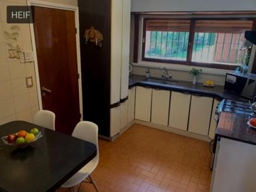 VENDO CHALET 5 AMB CON GARAGE PASANTE Y QUINCHO