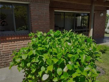 VENDO CHALET 5 AMB CON GARAGE PASANTE Y QUINCHO