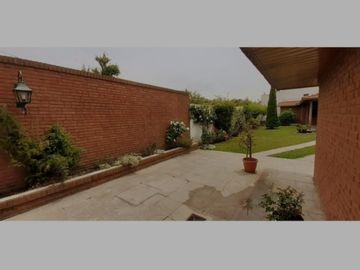 VENDO CHALET 5 AMB CON GARAGE PASANTE Y QUINCHO