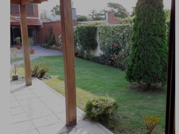 VENDO CHALET 5 AMB CON GARAGE PASANTE Y QUINCHO