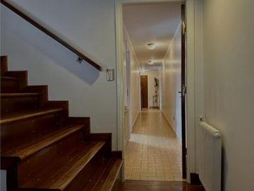 VENDO CHALET 5 AMB CON GARAGE PASANTE Y QUINCHO