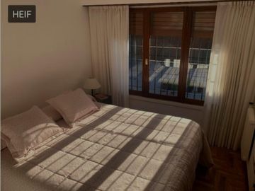 VENDO CHALET 5 AMB CON GARAGE PASANTE Y QUINCHO
