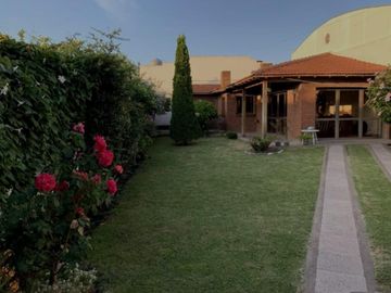 VENDO CHALET 5 AMB CON GARAGE PASANTE Y QUINCHO