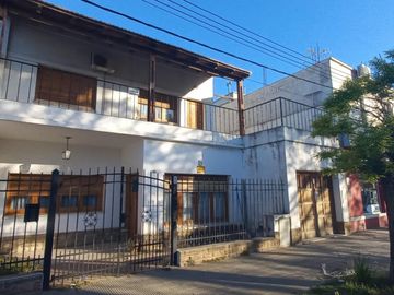 Casa en Venta de 2 plantas muy luminosa y ambientes amplios en Barrio Pedro Pico