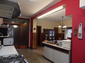 EXCELENTE CHALET 6 AMBIENTES