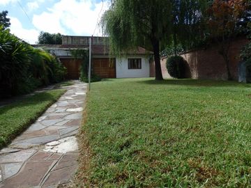 EXCELENTE CHALET 6 AMBIENTES