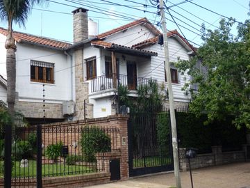 EXCELENTE CHALET 6 AMBIENTES