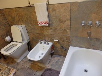 EXCELENTE CHALET 6 AMBIENTES