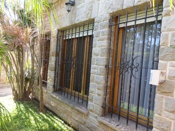EXCELENTE CHALET 6 AMBIENTES