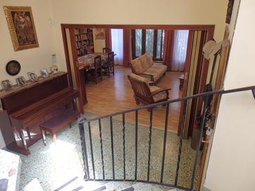 EXCELENTE CHALET 6 AMBIENTES