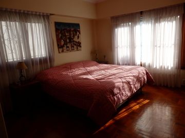 EXCELENTE CHALET 6 AMBIENTES