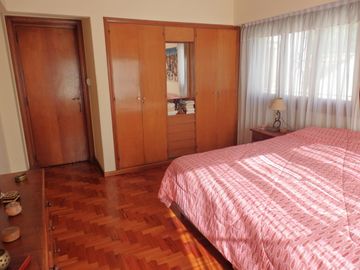 EXCELENTE CHALET 6 AMBIENTES