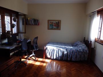 EXCELENTE CHALET 6 AMBIENTES