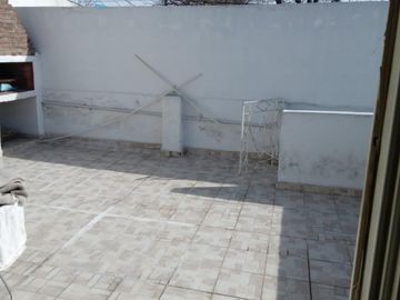 TIPO CASA 3 AMBIENTES SIN EXPENSAS EN PRIMER PISO CON GRAN PATIO IMPECABLE