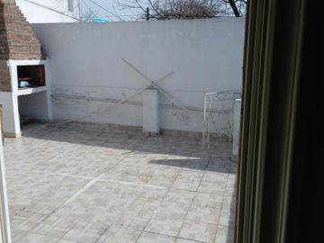 TIPO CASA 3 AMBIENTES SIN EXPENSAS EN PRIMER PISO CON GRAN PATIO IMPECABLE
