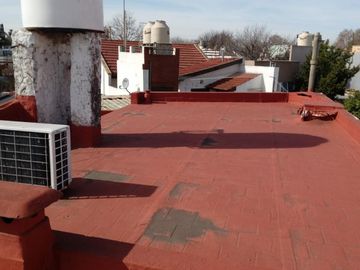 TIPO CASA 3 AMBIENTES SIN EXPENSAS EN PRIMER PISO CON GRAN PATIO IMPECABLE