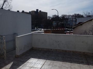 TIPO CASA 3 AMBIENTES SIN EXPENSAS EN PRIMER PISO CON GRAN PATIO IMPECABLE