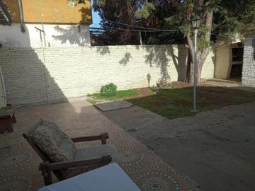 CHALET 3 AMBIENTES CON JARDIN,PATIO Y COCHERA - ZONA MORON