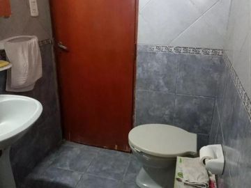 CHALET 3 AMBIENTES CON JARDIN,PATIO Y COCHERA - ZONA MORON