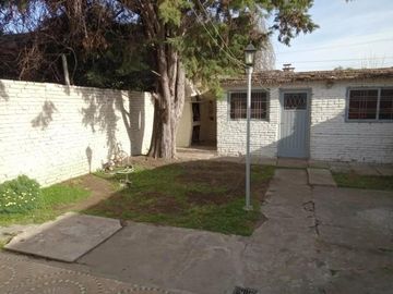 CHALET 3 AMBIENTES CON JARDIN,PATIO Y COCHERA - ZONA MORON