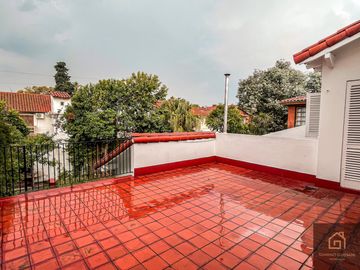 Casa en Saavedra frente al Parque Carlos Mugica, super luminosa e impecable