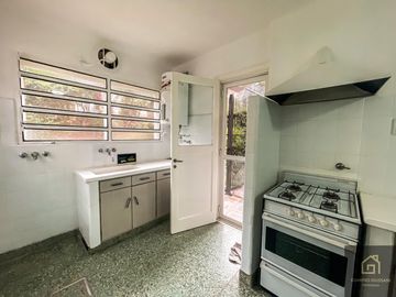 Casa en Saavedra frente al Parque Carlos Mugica, super luminosa e impecable