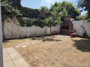 Casa en Saavedra frente al Parque Carlos Mugica, super luminosa e impecable