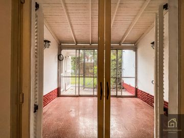 Casa en Saavedra frente al Parque Carlos Mugica, super luminosa e impecable