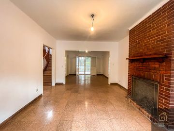 Casa en Saavedra frente al Parque Carlos Mugica, super luminosa e impecable